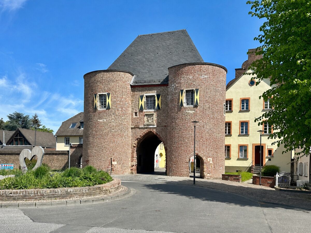Aerentor (Aachener Tor) — historisches Stadttor und Wahrzeichen der Bergheimer Altstadt, Heimatmarkt von Spennemann Immobilien