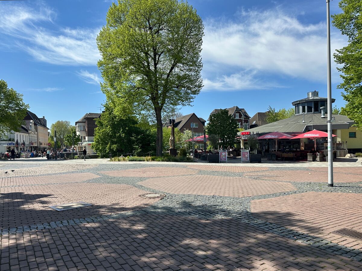 Bergheimer Marktplatz mit Linde am Heiligenstock und Café Extrablatt — belebte Stadtmitte Bergheim