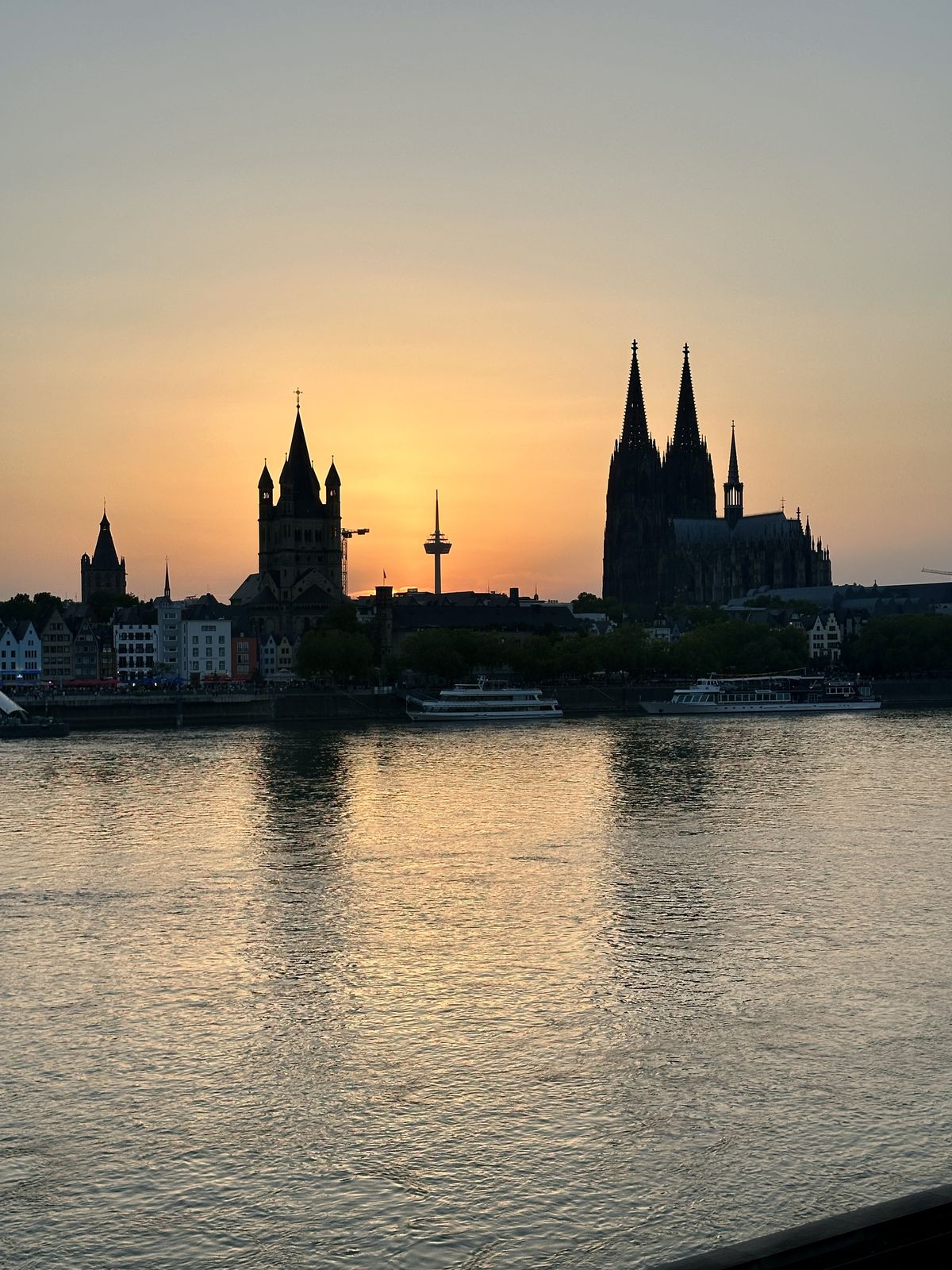 Köln am Rhein – Sonnenuntergang mit Dom und Hohenzollernbrücke